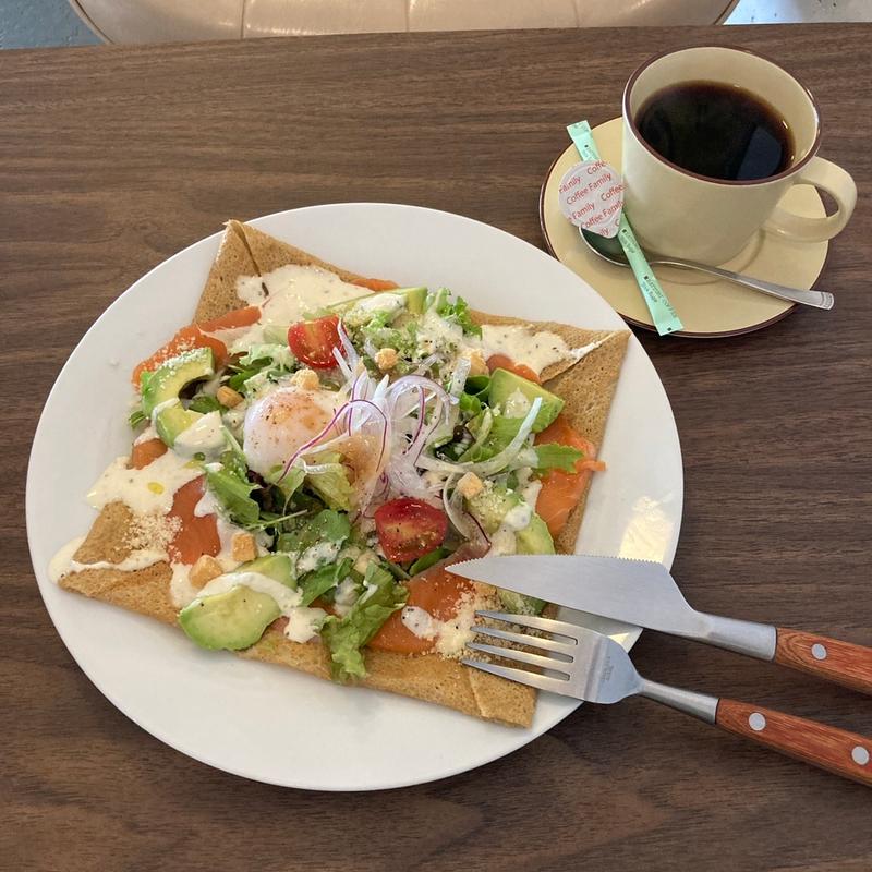 アボガドとスモークサーモンのシーザー仕立て(カフェANTIQUE)