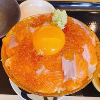 生サーモンと自家製いくらTKG丼(海さくら 蝦夷海（えぞうみ）‐EZOUMI‐)