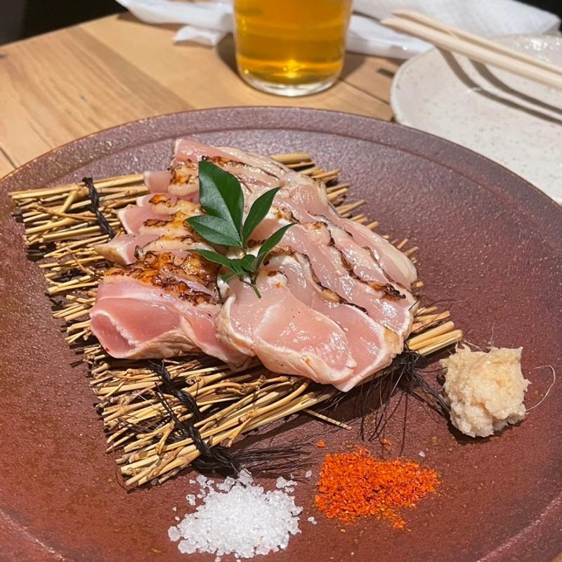 黒岩土鶏もも肉のたたき(炭焼居酒場 IGORCOSY 渋谷本店)