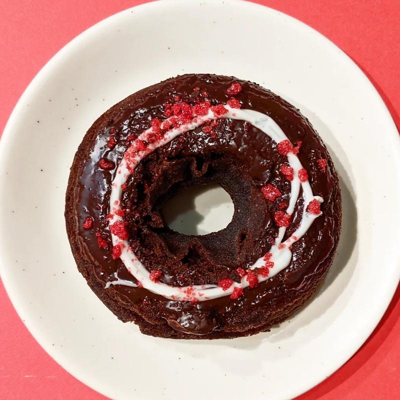 Wチョコドーナッツ（フランボワーズ）(E PRONTO エミオ石神井公園店)