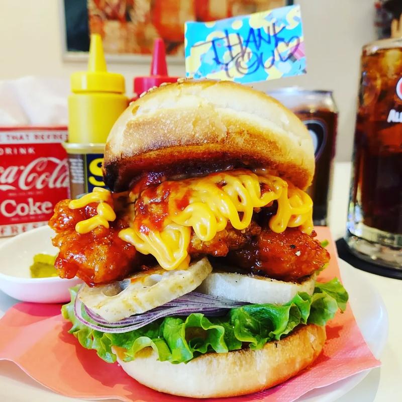 チキンとレンコンヤンニョムバーガー(赤カブソース)+チーズトッピング(13Diner)