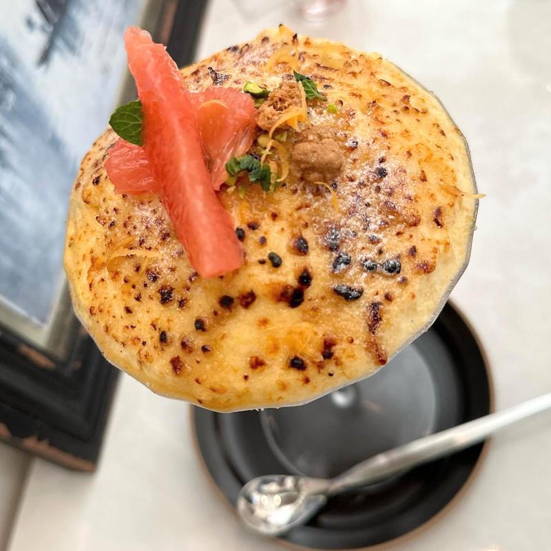 グレープフルーツとピスタチオのパフェ(サロン・ド・テ プレジール)