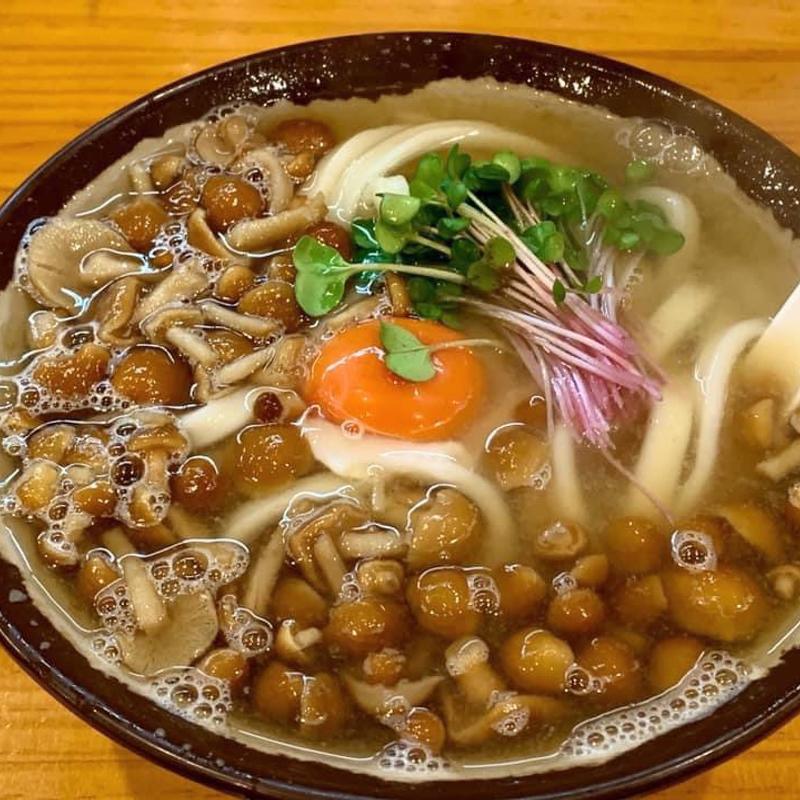 麦味噌なめこ月見うどん(上を向いて)