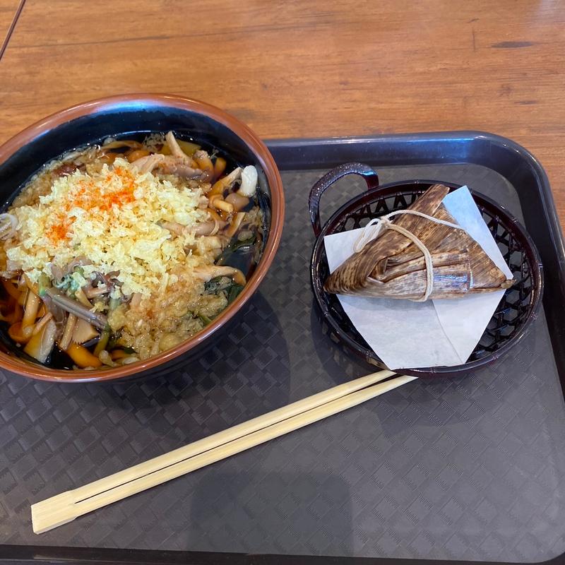 山菜うどん、チマキ(千歳うどん屋本舗 （千歳アウトレットモール・レラ内）)