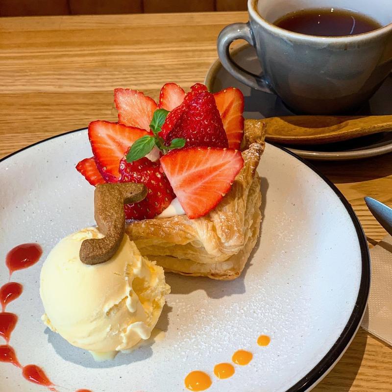 サクサクサクサク苺パイ(5 waters cafe)