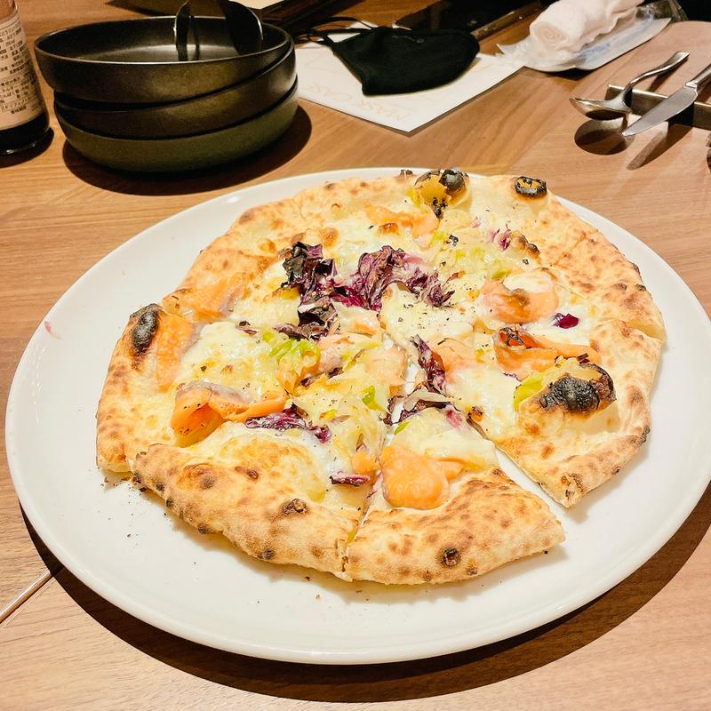 信州サーモンと下仁田ねぎのピザ(KAGARIBI)