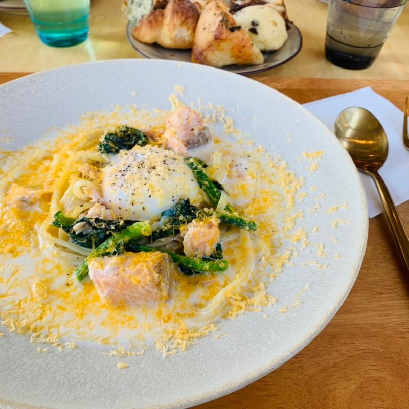 (TOOTH TOOTH FISH IN THE FOREST)