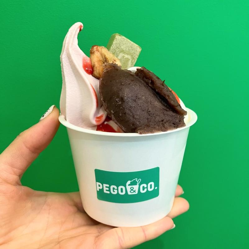PEGOソフト（いちごミルクソフト×つぶしあん×グラノーラ）(PEGO＆CO. 世田谷店（ペゴあんこ せたがやてん）)
