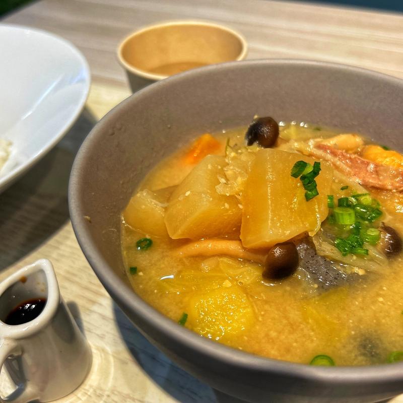 豚汁と釜揚げしらす丼(boo boo boo)