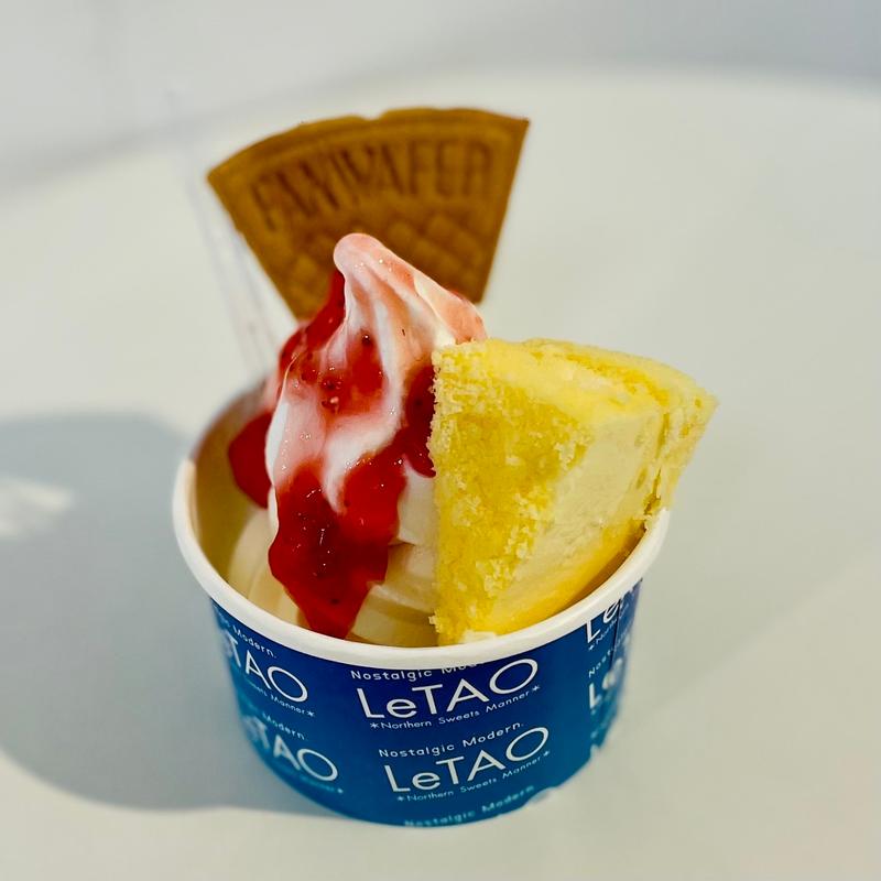 ルタオサンデー〜北海道苺ソース(小樽洋菓子舗ルタオ本店)