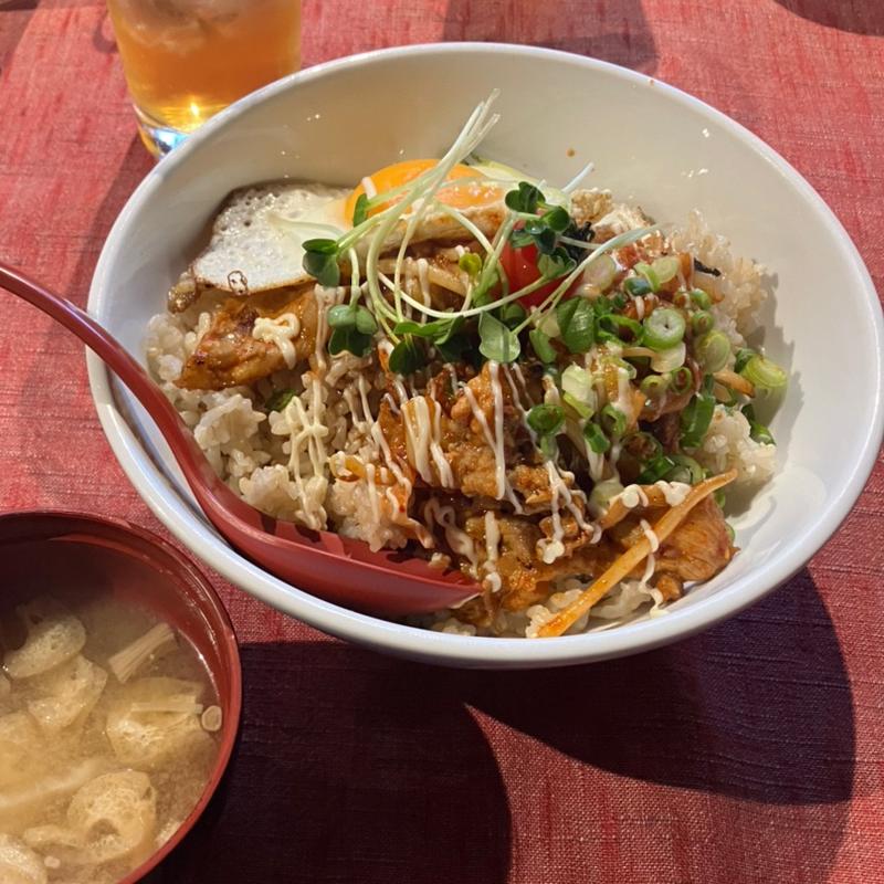 豚キムチ丼（目玉焼、みそ汁付）(やきやき晴の花)