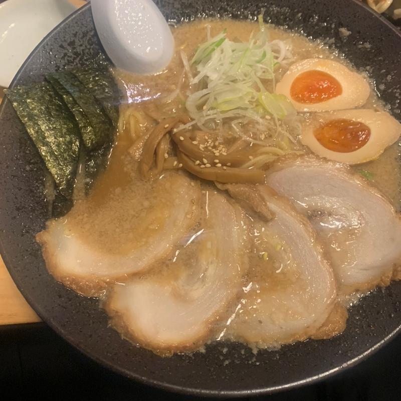 黒ラーメン（醤油）こってり全トッピング(めんぱち)