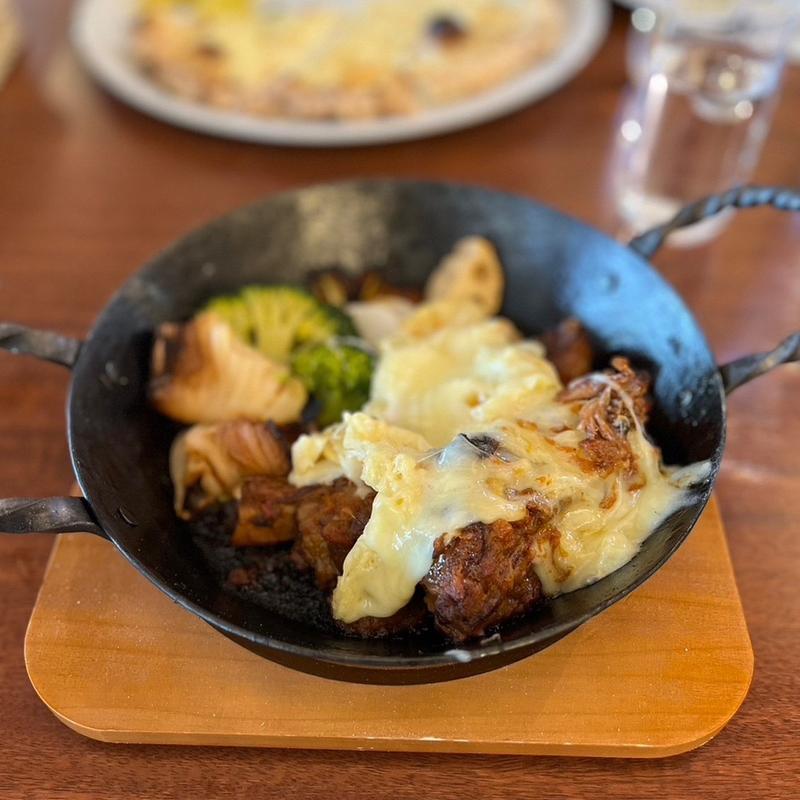 国産豚スペアリブと野菜の焼きラクレットチーズ(Trattoria SOGNI di SOGNI(トラットリア ソーニ・ディ・ソーニ))