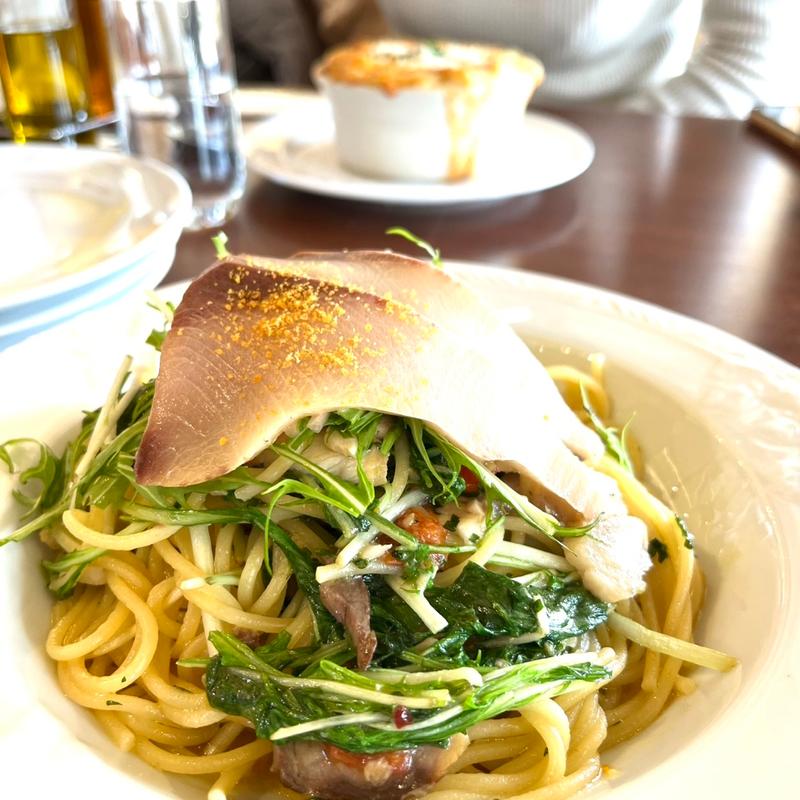 鰤スモークと水菜のペペロンチーノ　ボッタルガ風味(Trattoria SOGNI di SOGNI(トラットリア ソーニ・ディ・ソーニ))