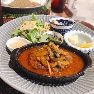 煮込みハンバーグと彩りサラダ(レストラン L.grow+ 泉南店)