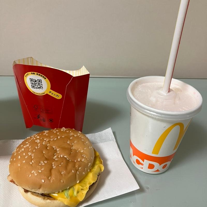 ベーコンレタスバーガーとポテトとイチゴシェィク(マクドナルド ２５７小豆餅店)
