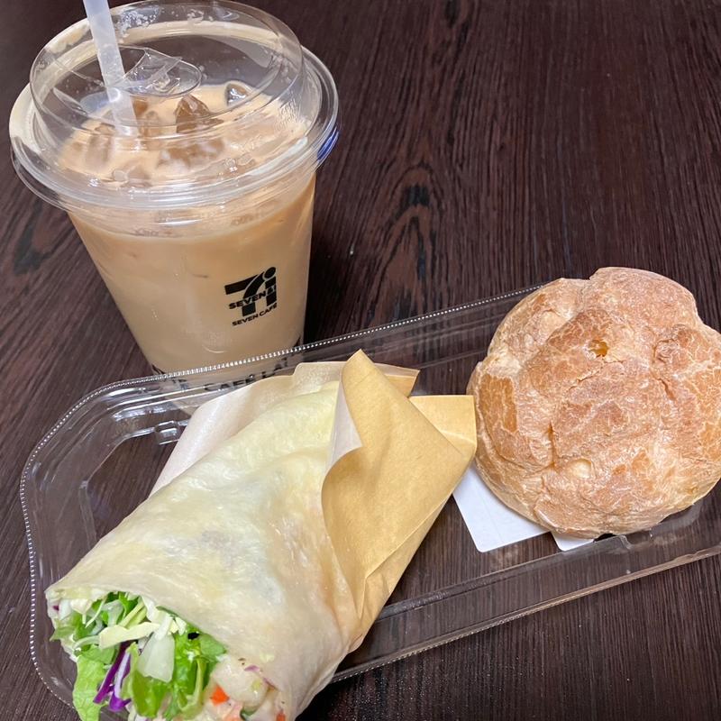 アイスカフェラテL   蒸し鶏のシーザーサラダ    カスタードシュークリーム(セブン-イレブン 浜松高丘東２丁目店)
