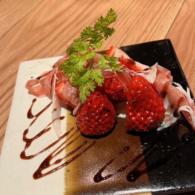 ピスタチオクリームといちごの生ハム(酒場トやさいイソスタンド)