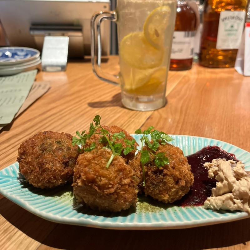 自家製コロッケ(奈良×ベリーソース)(酒場トやさいイソスタンド)