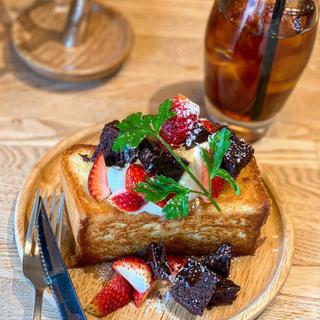 ショコラcakeと苺ちゃんの蜂蜜トースト(5 waters cafe)