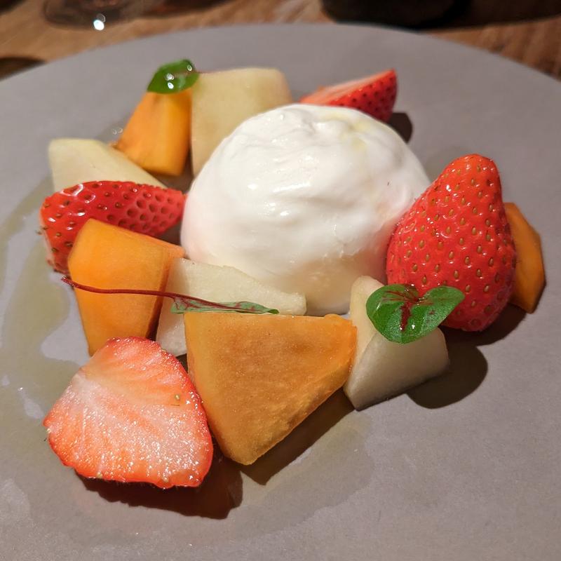 ブッラータと季節のフルーツ(Cheese Tavern CASCINA)