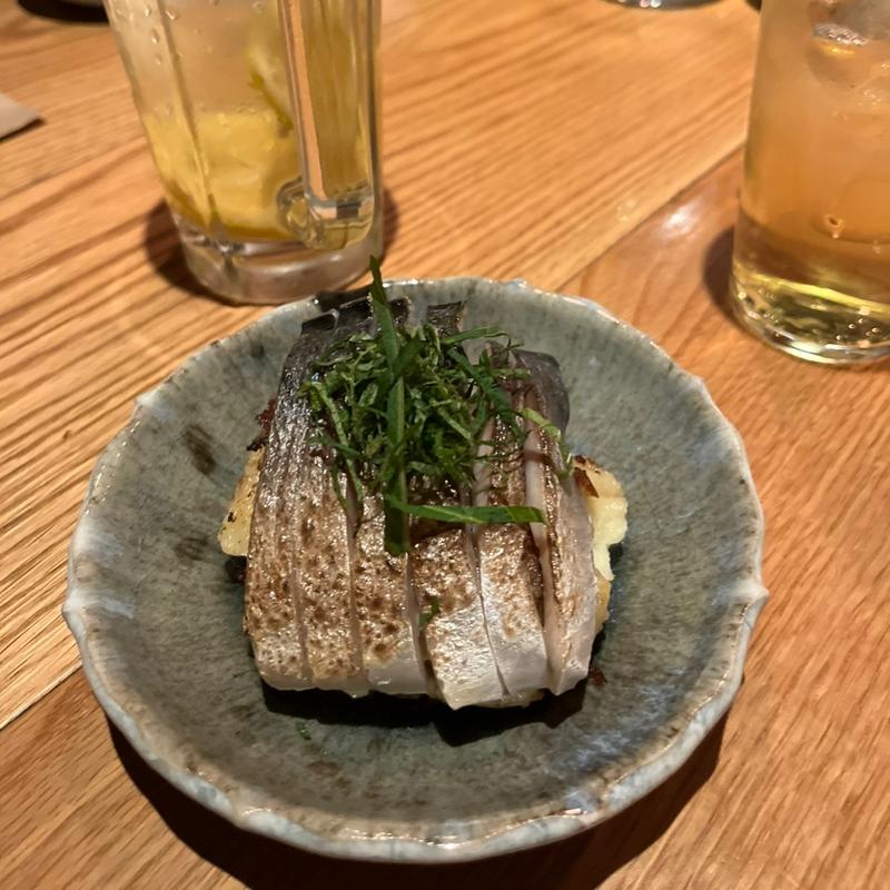 炙りシメサバとマッシュポテト(酒場トやさいイソスタンド)