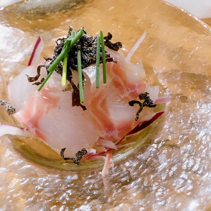 スズキのカルパッチョ塩昆布のせ(BIER LOVEN)