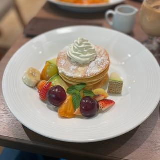 季節のフルーツ&アーモンドミルクパンケーキ(心斎橋ミツヤ フルーツパーラーつかしん店)