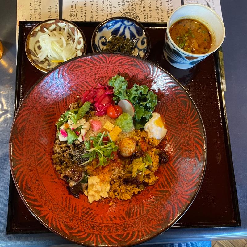 香味野菜で煮込むチキンスープカレー+キャベツと干し海老のジンジャー鶏キーマ+赤カブと春菊のspicyポークキーマ(旧ヤム邸 かまくら荘)