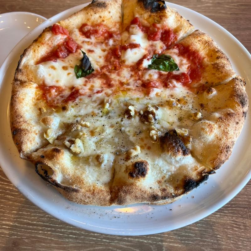 マルゲリータ&クワトロフォルマッジ(Italian Kitchen VANSAN)