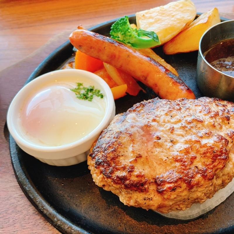とろとろ温玉ハンバーグ&粗挽きソーセージ(エアポートグリル＆バール)