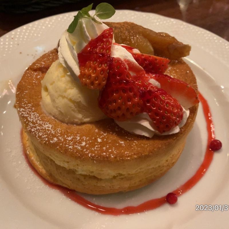 キャラメルりんごと苺のスフレパンケーキ(星乃珈琲店 横浜鶴屋町店)