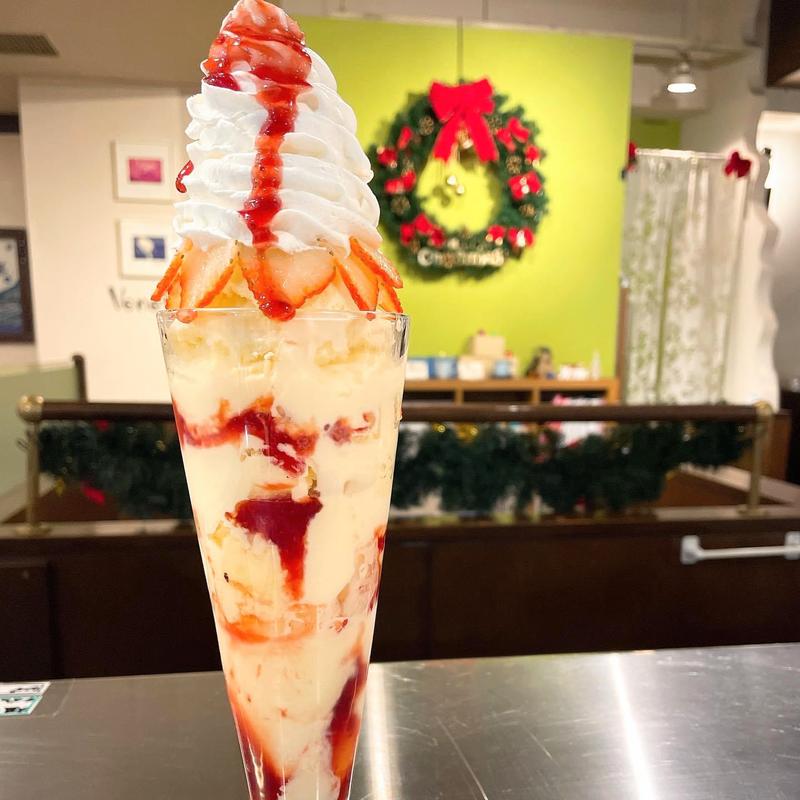 チーズケーキといちごのパフェ(旭川珈琲 カフェ・ドゥ・コリンズ)