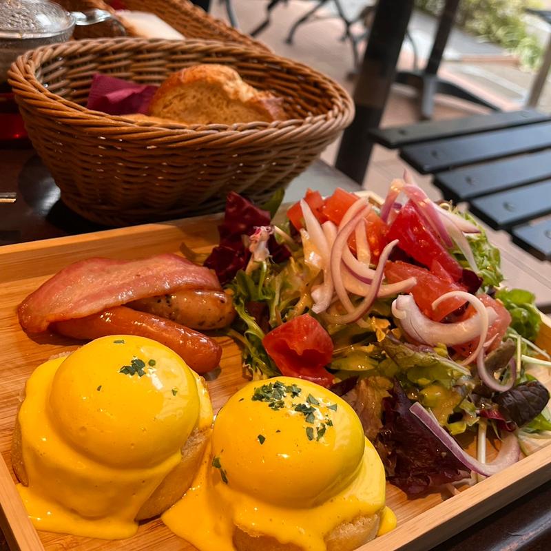 エッグベネディクトプレート(ビストロアラドゥマンド)