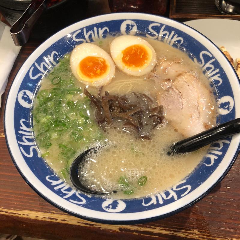 煮卵入りラーメン(博多らーめん ShinShin 博多デイトス店)