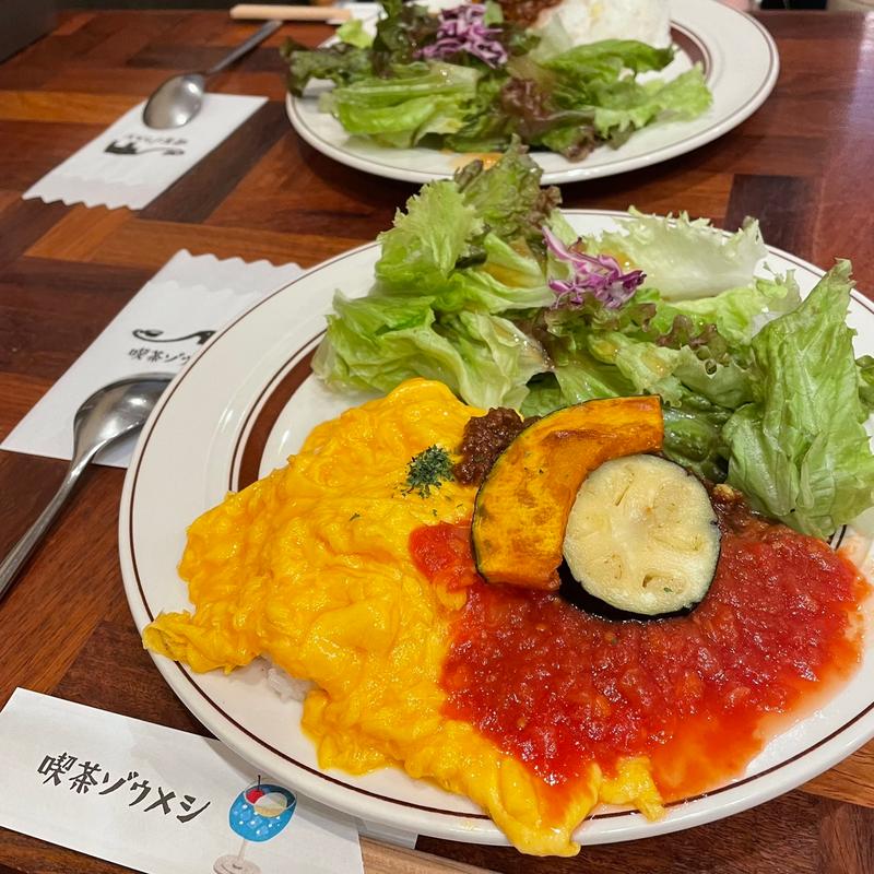 トマト肉みそのオムライス(喫茶ゾウメシ)