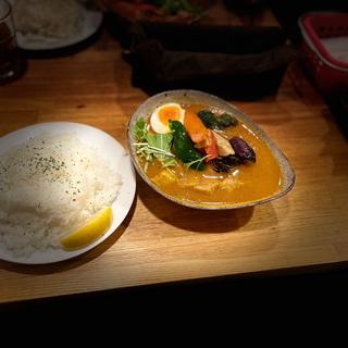 チキンと野菜と角煮のスープカレー(北海道料理 年輪)