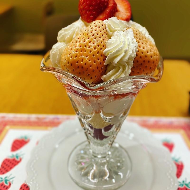 淡雪とあまおうのパフェ(水信フルーツパーラーラボ)