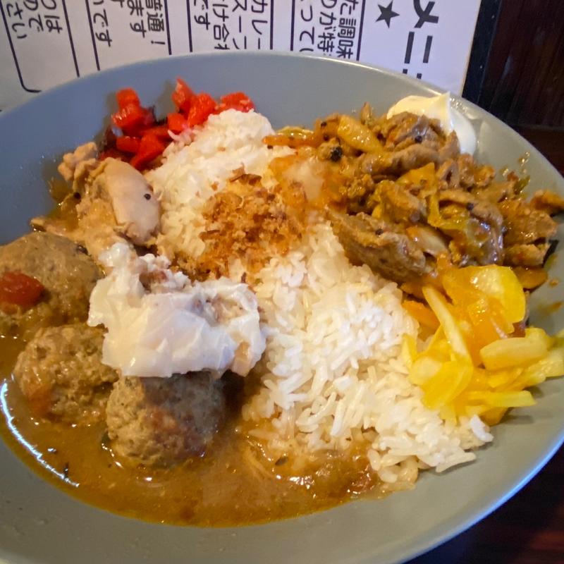 スパイス豚キムチ&チキン&ハンバーグカレー(カリー・ザ・ハードコア)