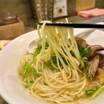 シロフキガイの白醤油ラーメン(ラァメン コハク)