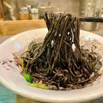 イカ墨の和え玉(ラァメン コハク)