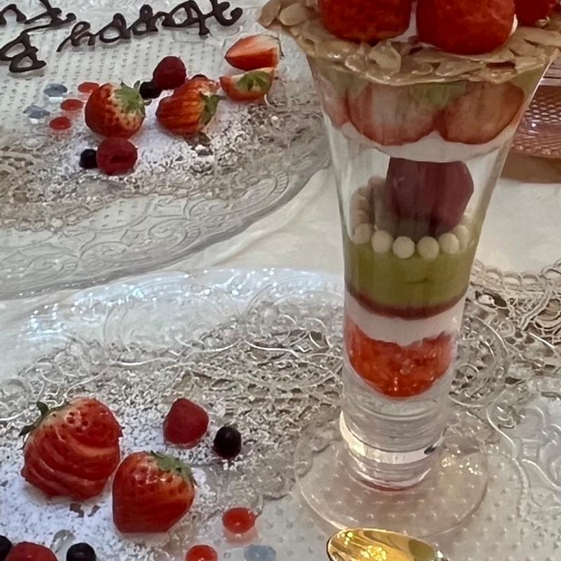 ストロベリーとピスタチオのルビーパフェ(ビジュエルパフェ)