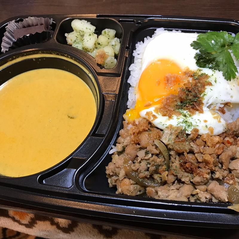 コンボ弁当（シーフードカレー、ガパオライス）(アジアンキッチンイロドリ)