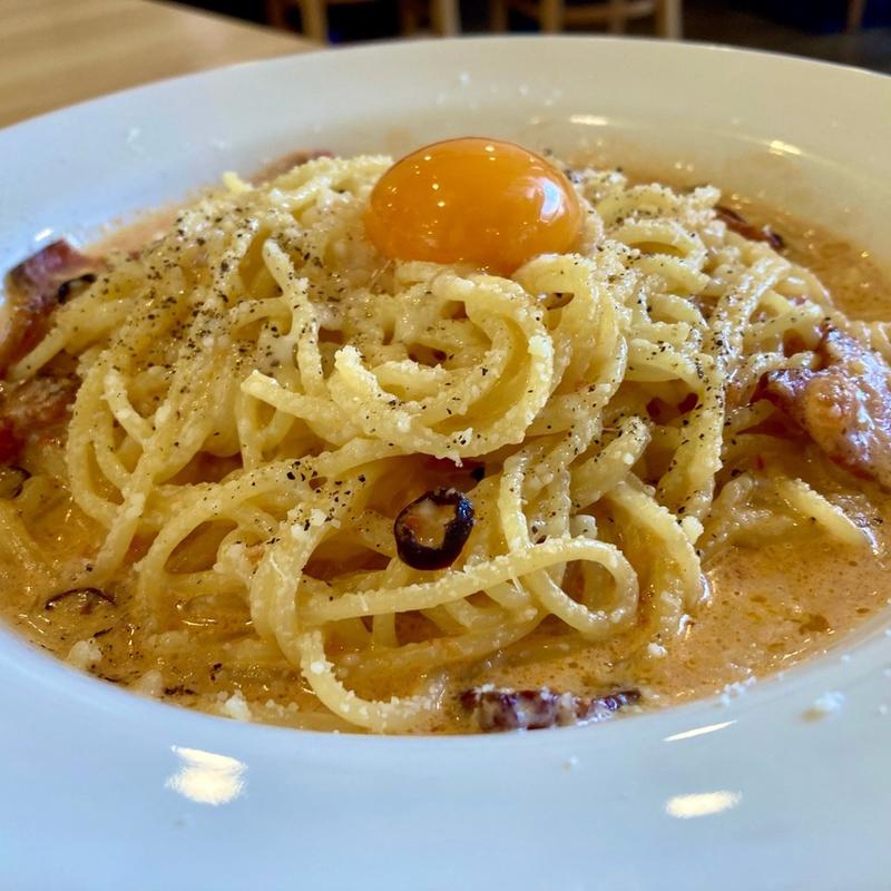 ヨード卵光と吊るしベーコンのレッドカルボナーラ(ポポラマーマ 曳舟店)