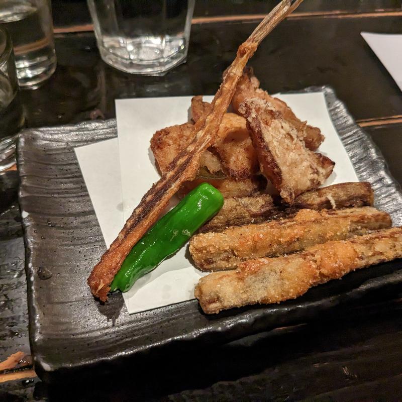 サバフグの竜田揚げ、ゴボウの唐揚げ(てしごとや )