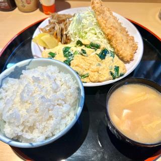 ニラ玉とアジフライ定食(善太郎食堂)