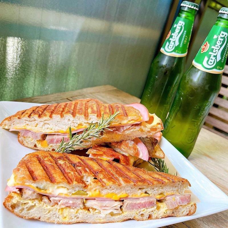 自家製ローストポークとオレンジマスタードソースのリュスティックサンド( TOLO COFFE&BAKERY(トロ コーヒーアンドベーカリー))