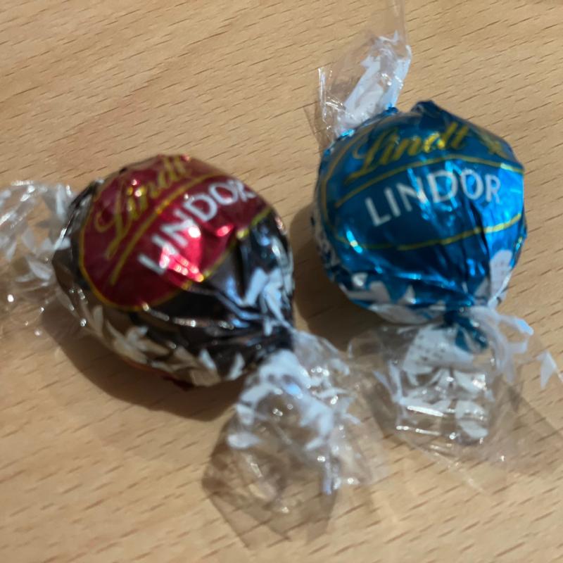 リンドール(ダークストロベリーとシーソルト)(リンツ ショコラ ブティック＆カフェ ビナガーデンズ海老名店)