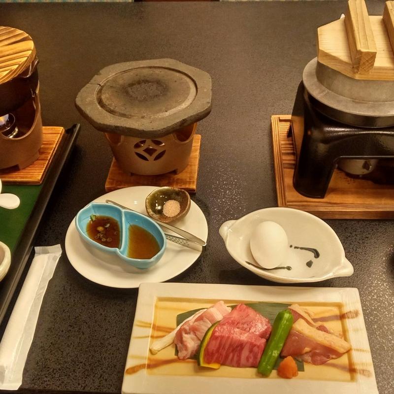 鍋物。すき焼き鍋、牛肉、葱、焼き豆腐、春菊、湿地、白滝(あづま荘)