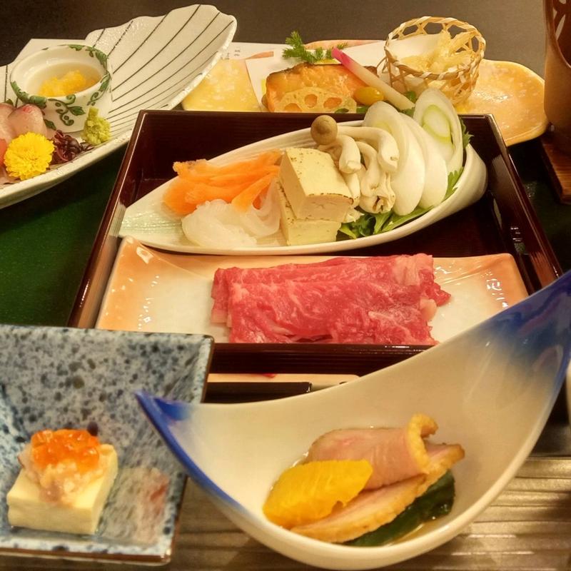 すき焼き鍋、前菜、鮟肝甘酢、鴨肉のオレンジ煮、紅葉漬け、いくら(あづま荘)